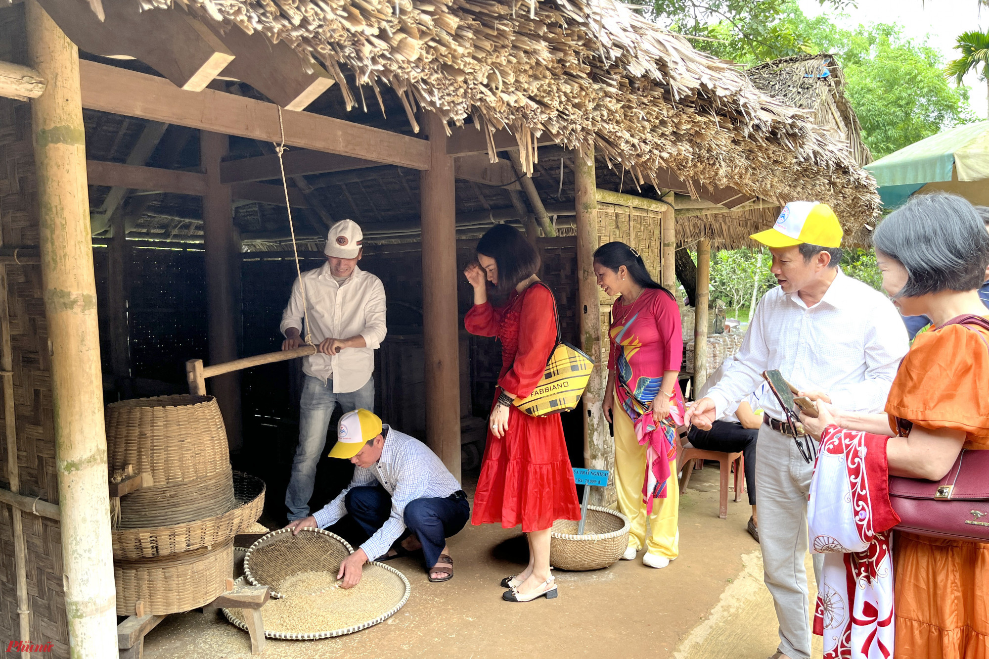 Không chỉ tìm hiểu thêm về thân thế, sự nghiệp của Chủ tịch Hồ Chí Minh, du khách khi đến đây còn được trải nghiệm nhiều hoạt động sản xuất bằng những công cụ thô sơ như xay lúa, giã gạo…