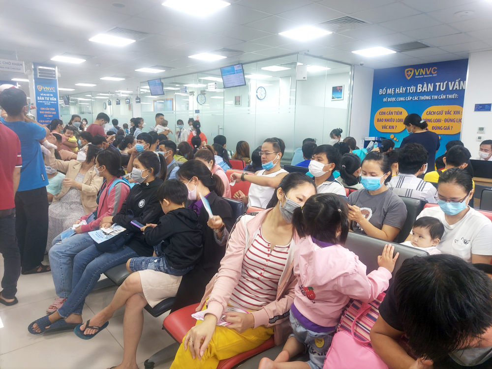 Trung tâm tiêm chủng của VNVC ở quận Bình Tân có khá đông người đưa con đến tiêm chủng vào ngày cuối tuần.  Trong số này, có nhiều trẻ không được gia đình đưa đi tiêm chủng trong 3 năm qua - ẢNH: SƠN VINH