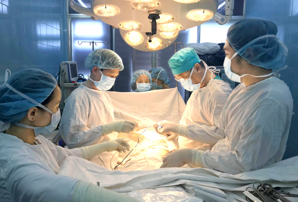 Bác sĩ Nguyễn Văn Tiến (thứ hai từ phải sang) - Trưởng khoa Ngoại phụ khoa Bệnh viện  Ung Bướu TPHCM - cùng ê kíp phẫu thuật cho bệnh nhân ung thư - Ảnh: bệnh viện cung cấp
