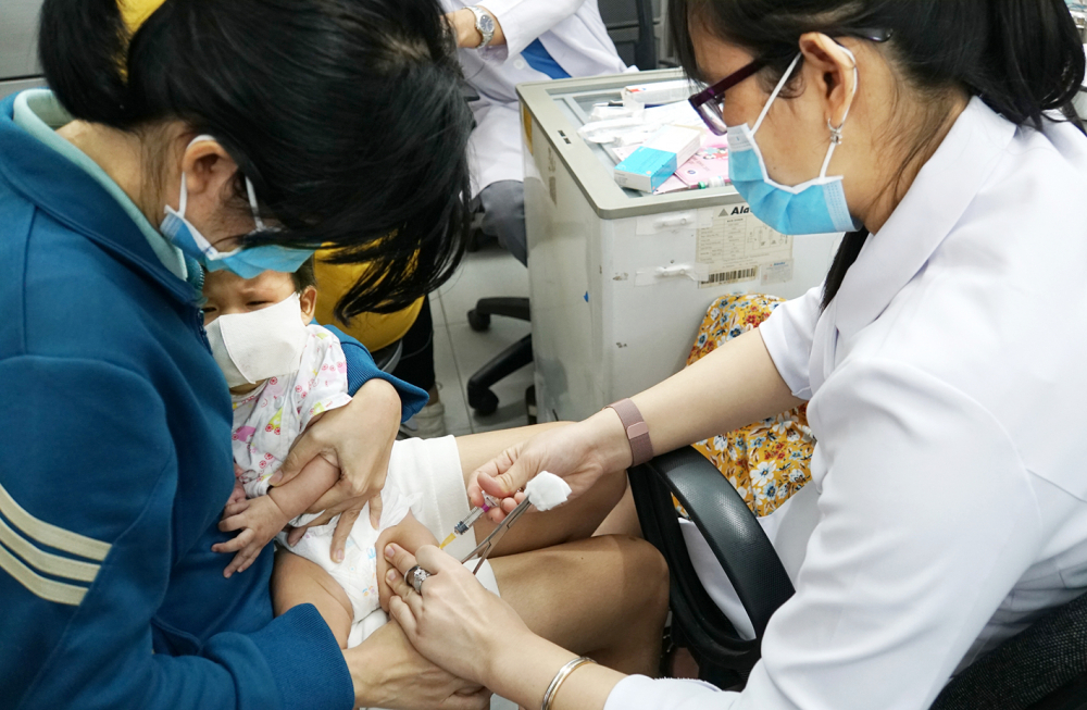 Trẻ được cha mẹ đưa đến Viện Pasteur TPHCM tiêm vắc xin giữa tháng 5/2023. Tình trạng trẻ em “0 mũi vắc xin” xảy ra nhiều ở Việt Nam trong năm 2021 và được dự báo sẽ gây nhiều bất lợi về sức khỏe cho các cá nhân và cộng đồng - ẢNH: PHẠM An