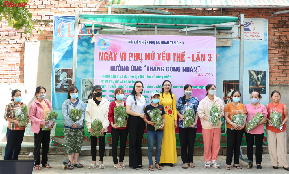 CLB Phụ nữ trồng rau sạch và trong ngày hội hôm nay CLB dành tặng những phần rau sạch là sản phẩm do các cô trong CLB trồng, với mong muốn san sẻ yêu thương đến mọi người. 