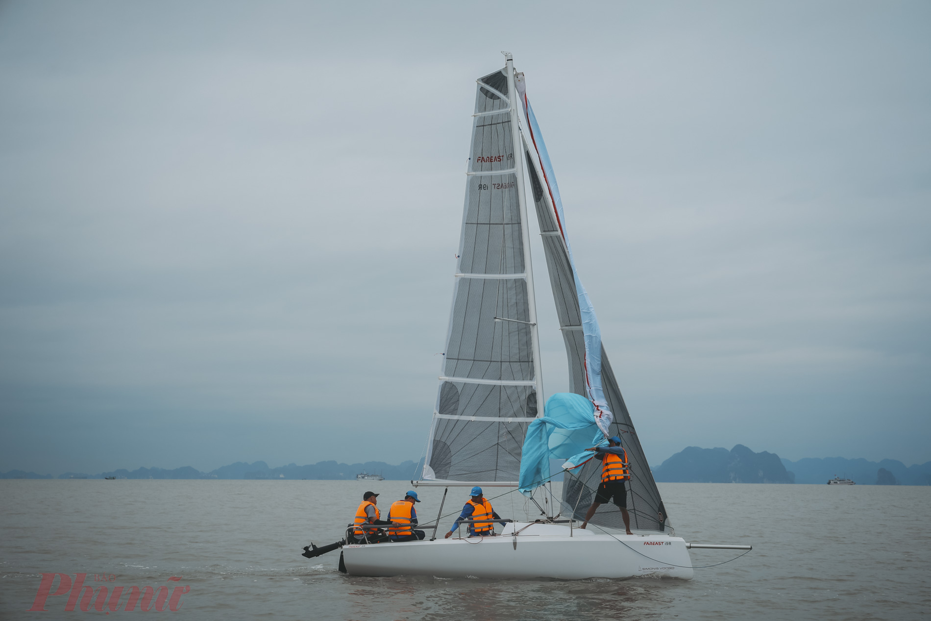 Theo ông Nguyễn Tiến Dũng (Ban tổ chức sự kiện Ha Long Annual Regatta May 2023) đánh giá Hạ Long là một trong những địa điểm vô cùng thuận lợi để phát triển môn thể thao thuyền buồm. Xung quanh được bao quanh bởi núi, mùa Hè có gió Nam rất an toàn, mùa Đông thì có gió Bắc.