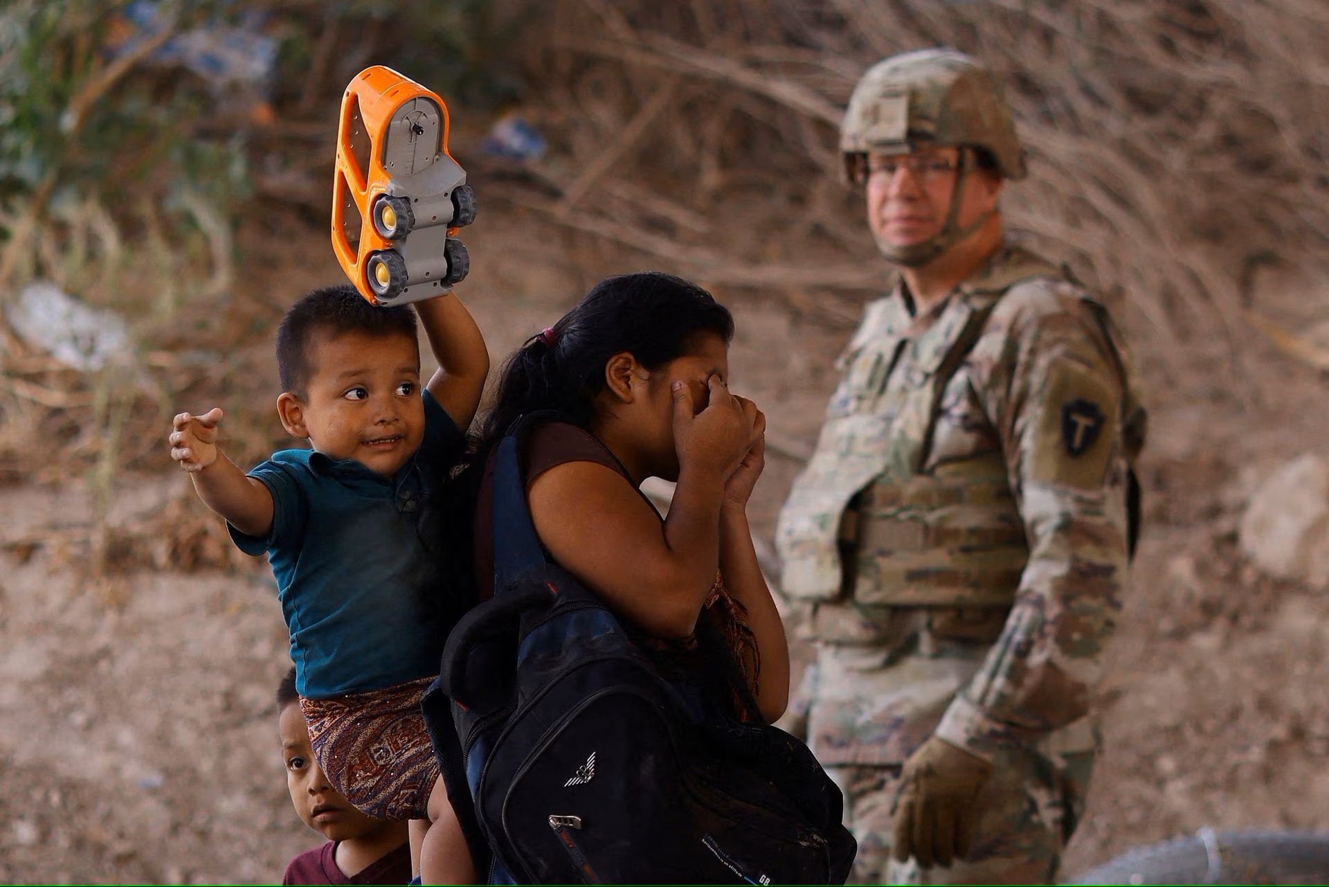 Người di cư đứng gần sông Rio Bravo sau khi vượt biên sang Mỹ để xin tị nạn ngày 13/5