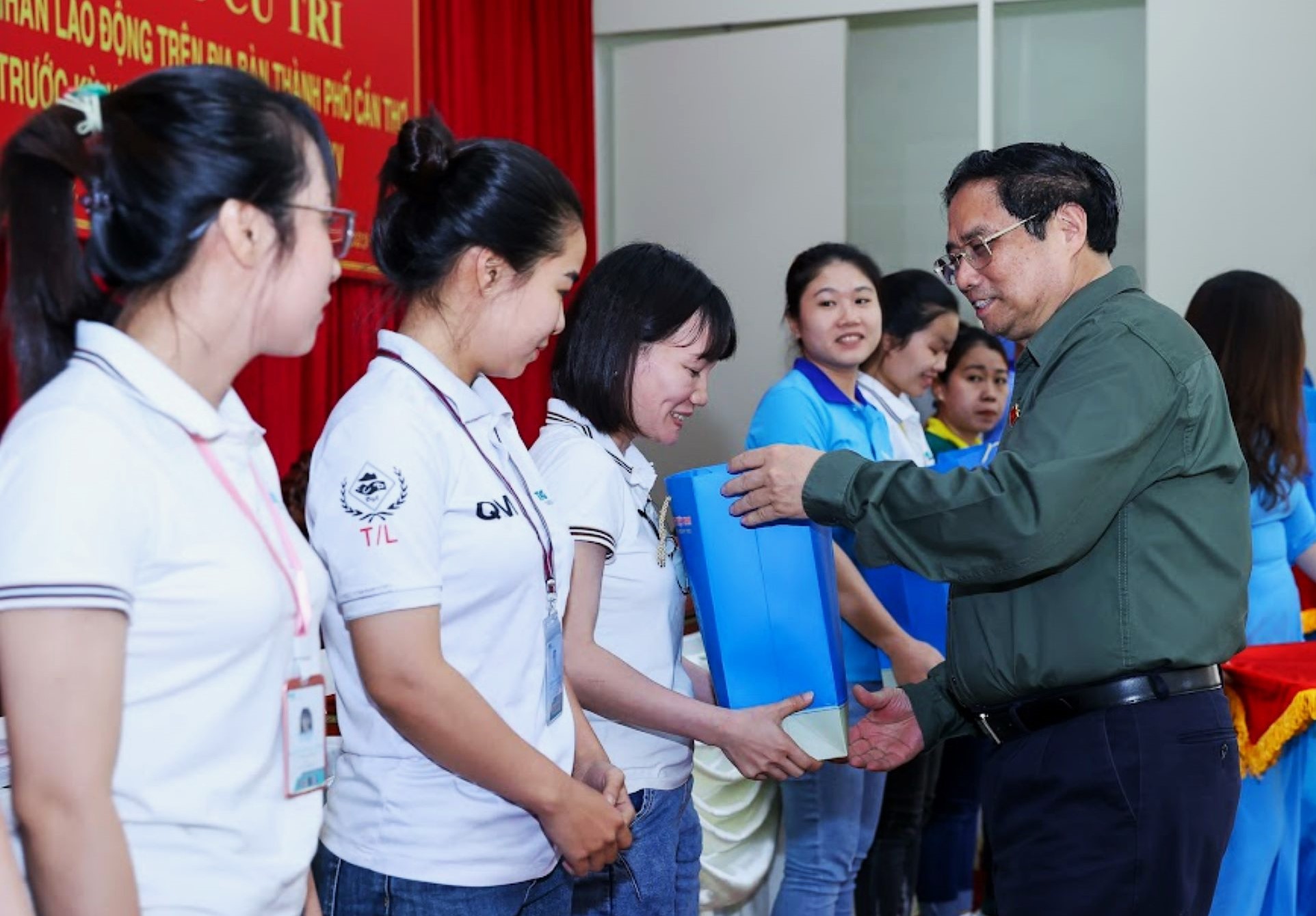 Thủ tướng Chính phủ Phạm Minh Chính trao quà cho người lao động có hoàn cảnh khó khăn