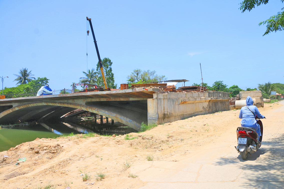 Gần 6 năm sau ngày khởi công, cầu Lợi Nông mới xây xong, nhưng đường dẫn lên cầu thì chưa thể hoàn thành