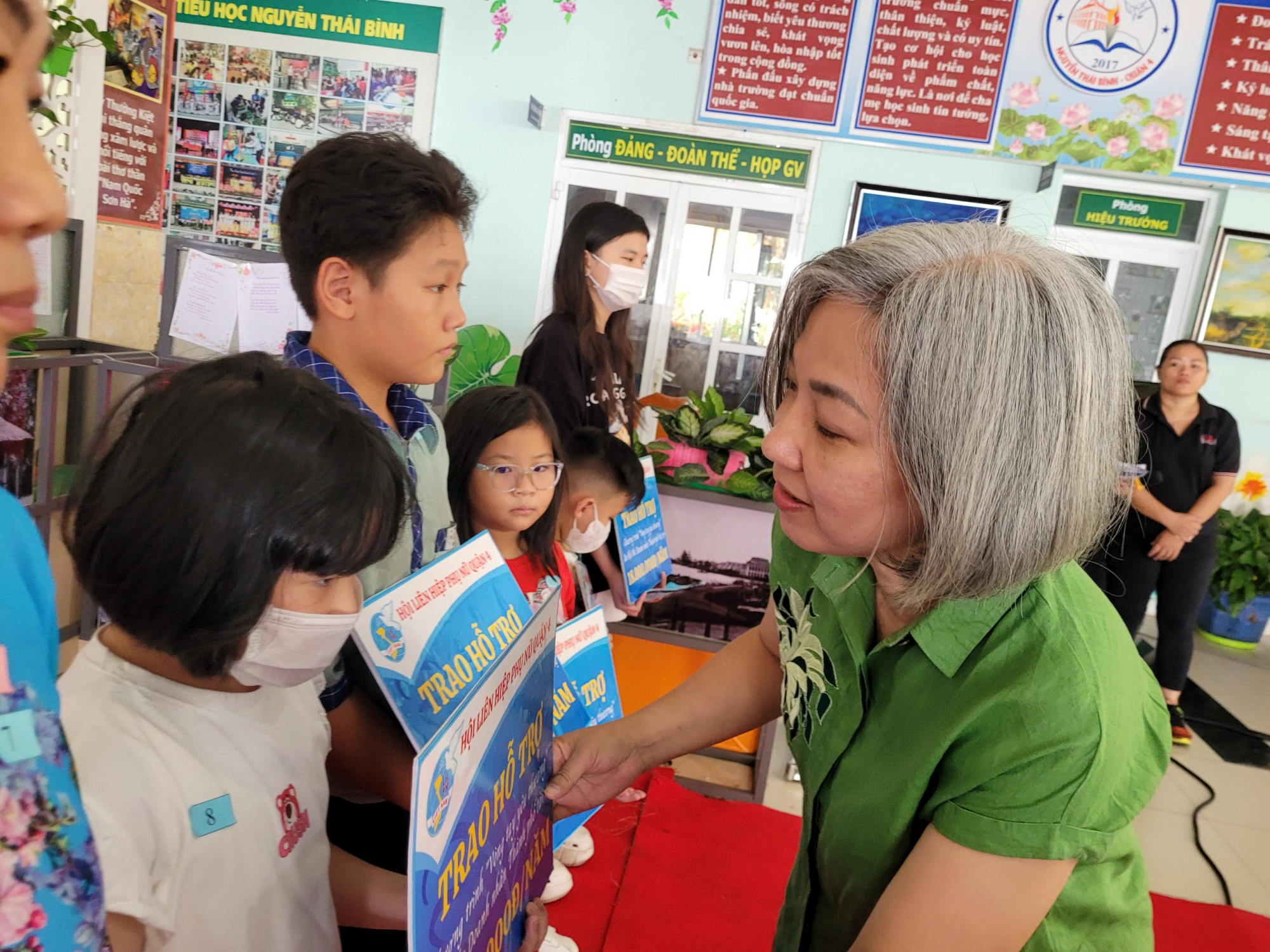 Dịp này, bà Võ Thị Ngọc Hường – Chủ tịch Công ty CO.OF FOOD Đại diện Hội Nữ doanh nhân TPHCM cũng trao hỗ trợ mỗi năm 18 triệu đồng cho 15 trẻ mồ côi vì COVID-19