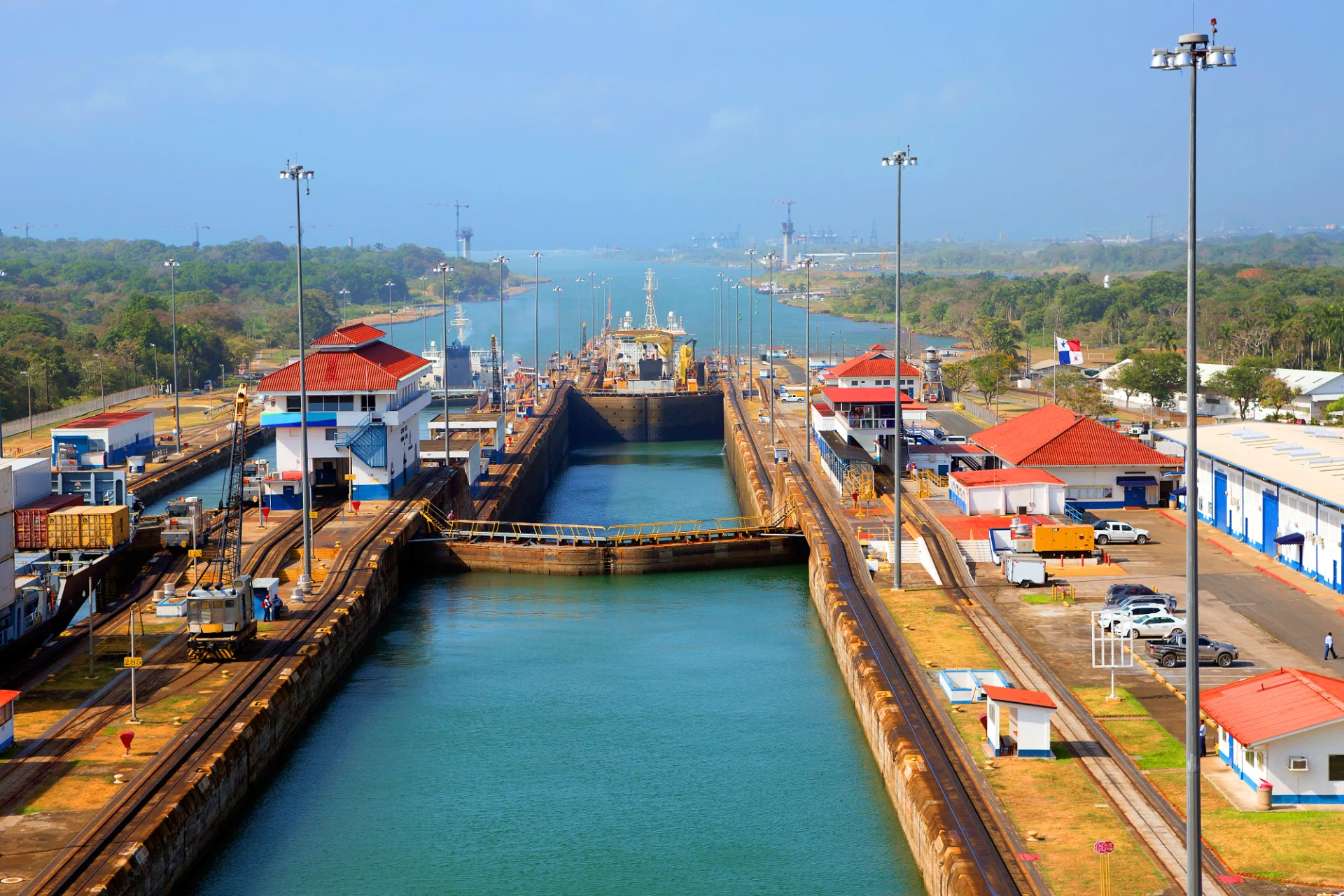 Kênh đào Panama là tuyến đường thủy nhân tạo nối Đại Tây Dương và Thái Bình Dương ở Panama, Trung Mỹ. Việc xây dựng Kênh bắt đầu vào năm 1904 và mất mười năm để hoàn thành, bao gồm việc đào hàng triệu mét khối đất đá và lắp đặt một hệ thống đường thủy và kênh phức tạp.  Kênh đào kéo dài khoảng 80 km qua eo đất Panama và tạo điều kiện thuận lợi cho việc vận chuyển hàng hóa và con người giữa hai đại dương. Kênh đào Panama được coi là một trong bảy kỳ quan của thế giới hiện đại và đã tác động đáng kể đến thương mại và vận tải toàn cầu.