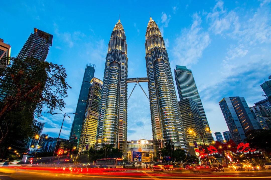 Tháp đôi Petronas là một cặp tòa nhà chọc trời song sinh nằm ở Kuala Lumpur, Malaysia . Chúng được thiết kế bởi kiến ​​trúc sư người Argentina César Pelli, lấy cảm hứng từ kiến ​​trúc và họa tiết Hồi giáo, được hoàn thành vào năm 1998 và là những tòa nhà cao nhất thế giới cho đến năm 2004. Các tòa tháp là một biểu tượng mang tính biểu tượng của Malaysia và đã trở thành một điểm thu hút khách du lịch lớn trong nước.  Mỗi tòa tháp có 88 tầng và đứng ở độ cao 451,9 mét. Chúng được nối với nhau bằng cây cầu trên không ở tầng 41 và 42, là cây cầu hai tầng cao nhất thế giới. Du khách cũng có thể tham quan cây cầu trên cao và ngắm nhìn toàn cảnh thành phố.