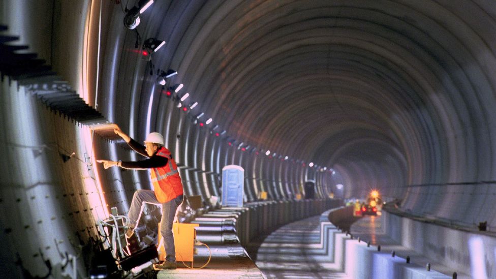 Đường hầm Channel, còn được gọi là Eurotunnel , là một đường hầm đường sắt nối Folkestone ở Kent, Anh, với Coquelles ở Pas-de-Calais, Pháp, bên dưới Kênh tiếng Anh. Đường hầm dài 50,5 km, với 37,9 km đường ray chạy ngầm dưới biển. Đây là đường hầm dưới biển dài nhất thế giới và được hoàn thành vào năm 1994 sau sáu năm xây dựng.  Đường hầm Channel là một kỳ tích kỹ thuật ấn tượng và đã giành được một số giải thưởng về kỹ thuật và xây dựng, bao gồm Huân chương George Stephenson danh giá của Viện Kỹ sư Xây dựng.
