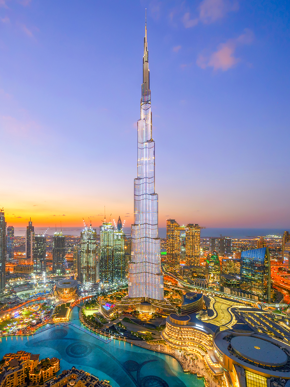 Nằm ở Dubai, Các Tiểu vương quốc Ả Rập Thống nhất, Burj Khalifa là một địa danh mang tính biểu tượng của Dubai và là tòa nhà cao nhất thế giới . Nó là một biểu tượng của kiến ​​trúc và kỹ thuật hiện đại, thể hiện những gì con người có khả năng tạo ra. Tòa nhà đứng ở độ cao 828 mét và có 163 tầng. Việc xây dựng Burj Khalifa bắt đầu vào năm 2004 và phải mất sáu năm để hoàn thành tòa tháp. Nó được chính thức khai trương vào ngày 4 tháng 1 năm 2010 và kể từ đó đã trở thành một địa điểm du lịch nổi tiếng, mang đến tầm nhìn tuyệt đẹp ra Dubai từ đài quan sát của nó.  Bên cạnh việc là cấu trúc độc lập cao nhất thế giới, tòa tháp còn nắm giữ nhiều kỷ lục thế giới, bao gồm số tầng cao nhất, tầng có người ở cao nhất, đài quan sát ngoài trời cao nhất và thang máy có khoảng cách di chuyển dài nhất.