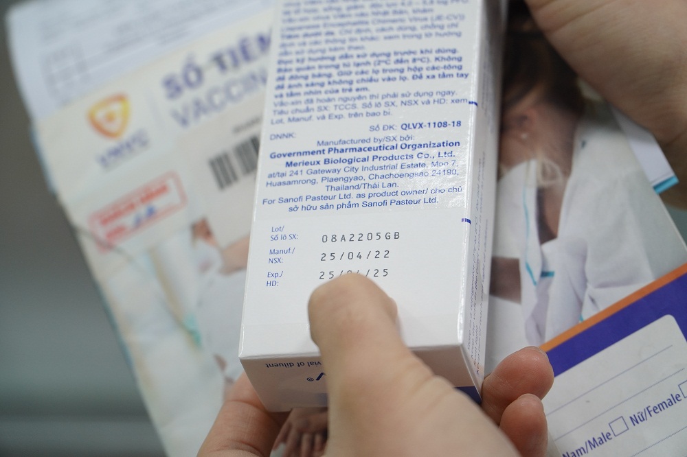 Người được tiêm vắc xin cần lưu ý đến hạn sử dụng của vắc xin - xác định bởi ngày tháng nhà sản xuất ghi trên vỏ hộp - Ảnh: Mộc Miên
