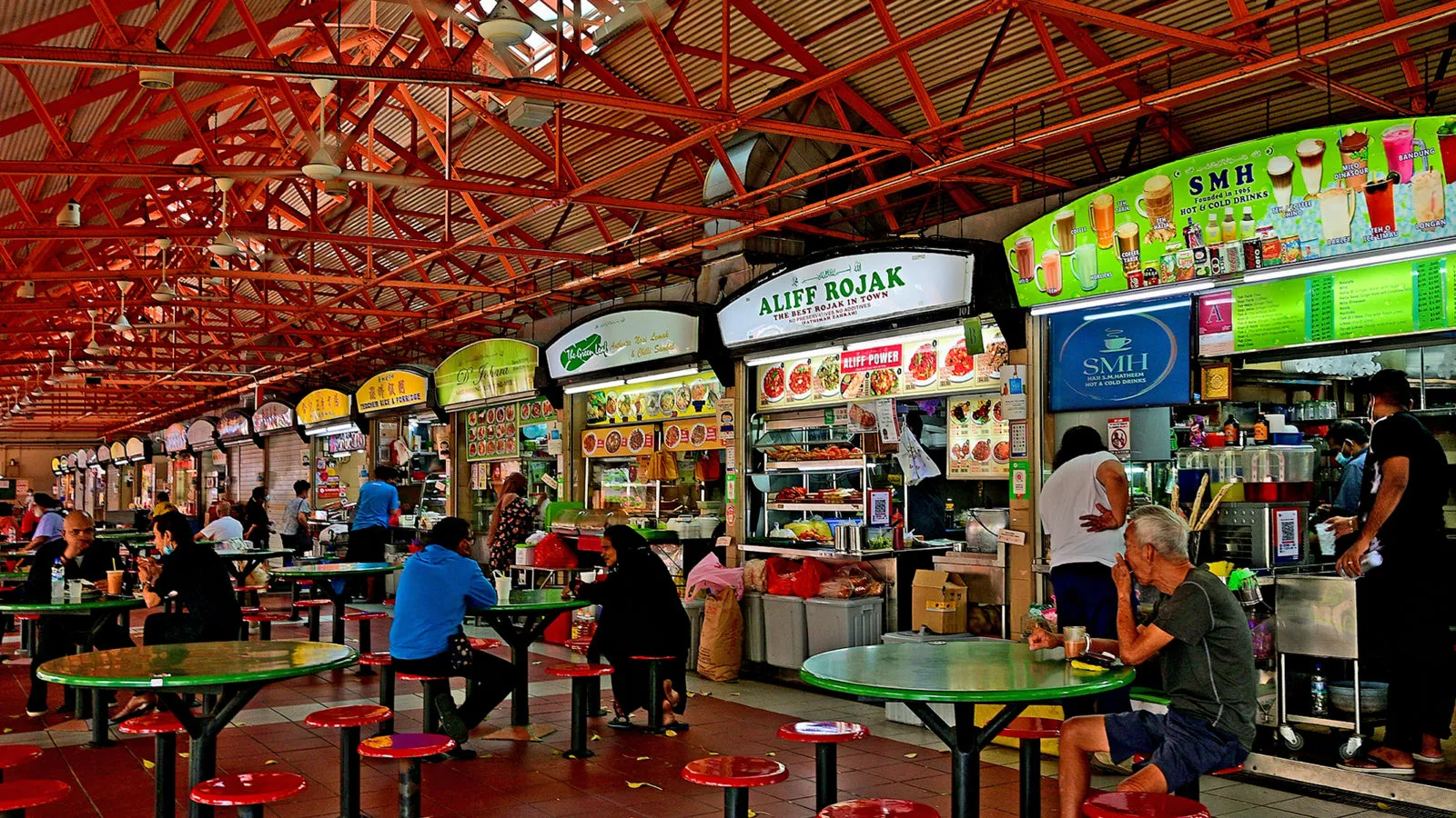 Ăn Tại The Hawker Gian Hàng Khách du lịch không phải trả nhiều tiền để ăn những bữa ăn được chế biến cầu kỳ nhờ nền ẩm thực đa dạng tuyệt vời của Singapore. Khắp thành phố, các quầy bán hàng rong và trung tâm ẩm thực cung cấp các món ăn kết hợp giữa ẩm thực Singapore, Malaysia và Trung Quốc. Khách du lịch có thể mua những món ăn ngon tại Chinatown Food Center, một địa danh địa phương, với giá khoảng 5 SGD ($3,75 USD). Họ cũng có thể nếm thử các món ngon của vùng như cơm gà, cua sốt ớt và súp Laksa, đây là những bữa ăn ngon và nhất định phải thử .   Những hàng rong nổi tiếng: Maxwell Food Center, Chinatown Complex Food Center, Satay by the Bay
