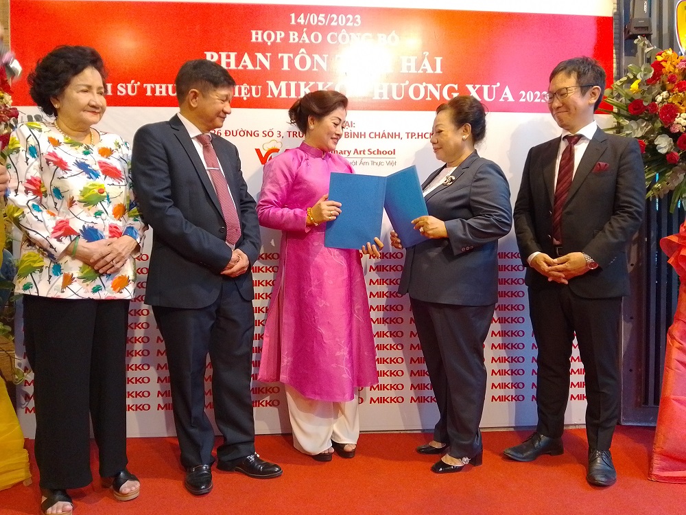 Bà Huỳnh Kim Chi - Tổng giám đốc Intermix (thứ 2, từ bên phải) cũng cho rằng, Đại sứ thương hiệu Tịnh Hải sẽ là nhân tố quan trọng để quảng bá thương hiệu Mikko - Hương Xưa đến công chúng, đến người tiêu dùng Việt Nam và quốc tế - Ảnh: Intermix