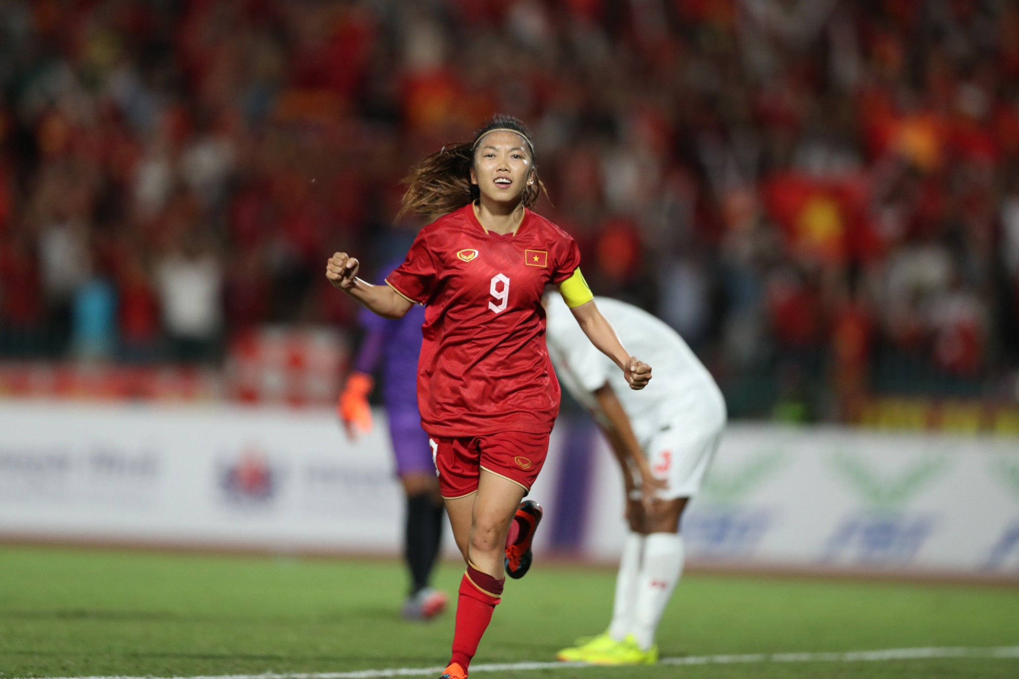 Huỳnh Như ghi bàn đưa ĐTVN dẫn 1-0 ngay phút 12