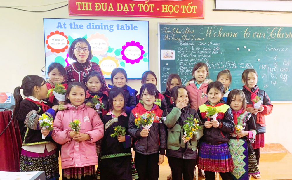 Học sinh hái hoa rừng tặng cô giáo biệt phái Hà Thu Phương nhân ngày 8/3  - ẢNH: M.T.