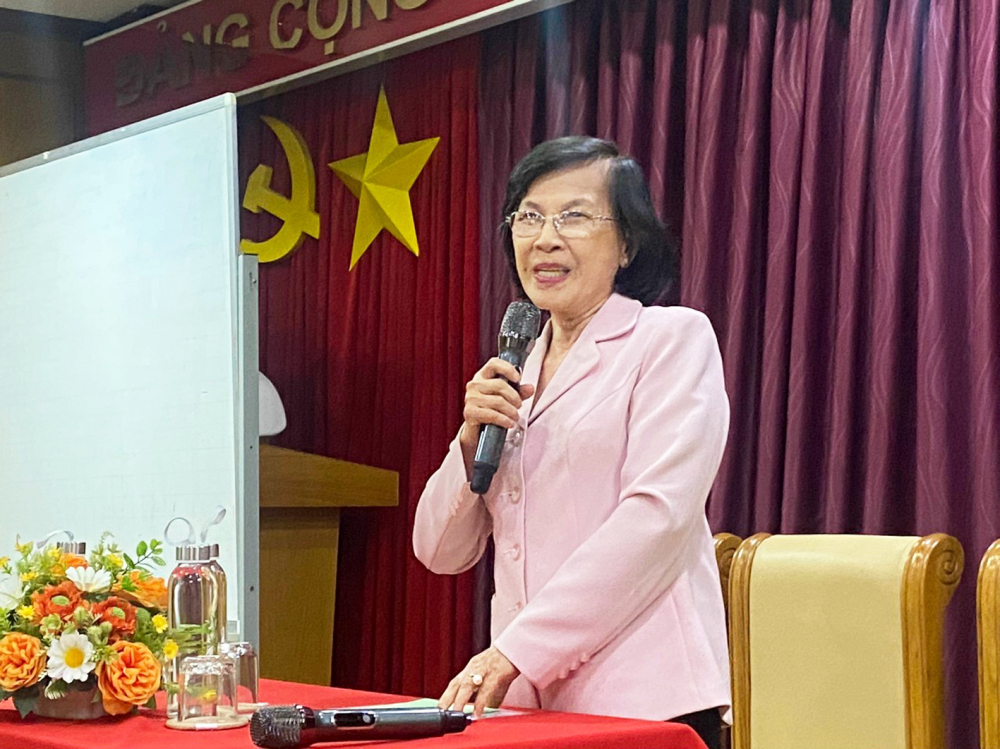 Bà Phạm Phương Thảo đang vui vẻ trả lời phỏng vấn tại lớp học của Hội Nhà báo Việt Nam