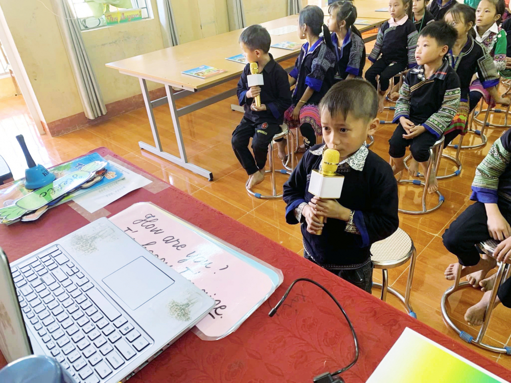 Với tiếng Anh, học sinh người Mông ở Mù Cang Chải, Trạm Tấu vừa được học vừa được làm quen với công nghệ - ẢNH: M.T.