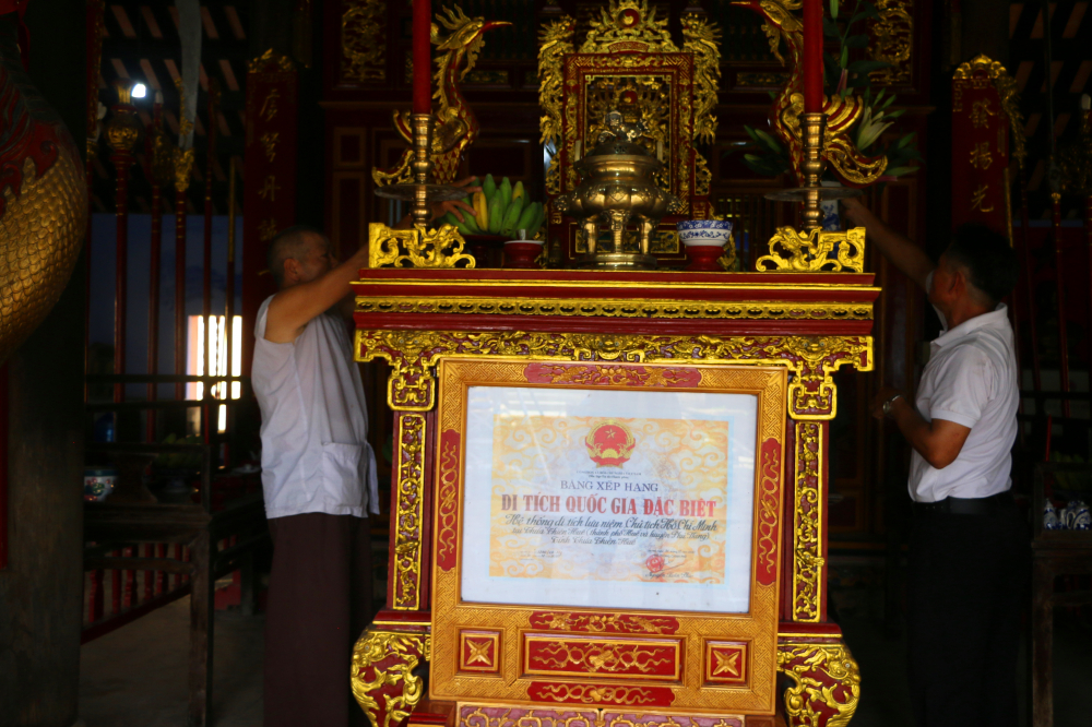 Người dân làng Dương Nổ đang khẩn trương chuẩn chị cho lễ hội Hành trình tháng Năm nhớ Bác 