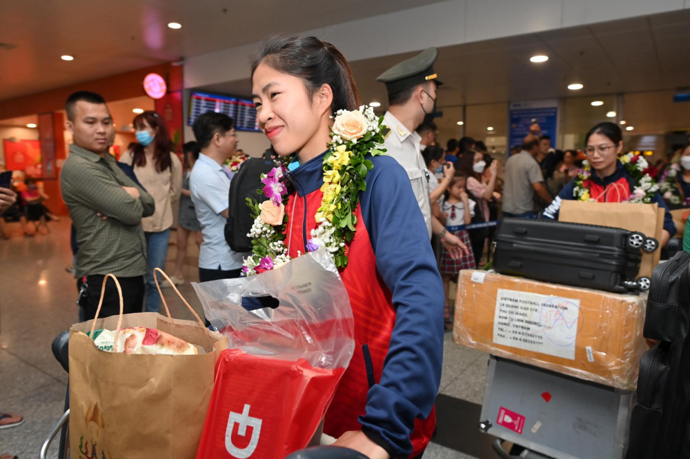 Trong ngày hôm nay, hai chuyến bay đưa 2 đầu tuyển nữ trở về Việt Nam tại Hà Nội và TP HCM