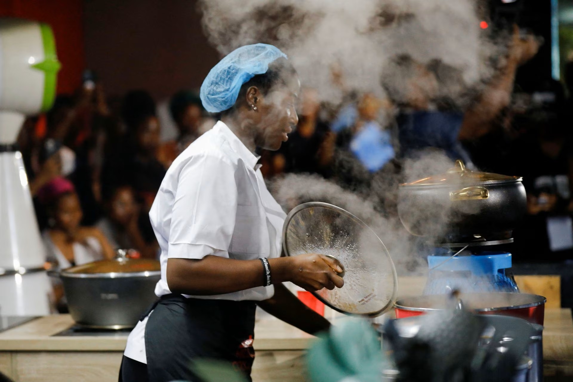 Đầu bếp người Nigeria Hilda Bassey, 27 tuổi, cố gắng phá kỷ lục Guinness thế giới về thời gian nấu ăn lâu nhất của một cá nhân