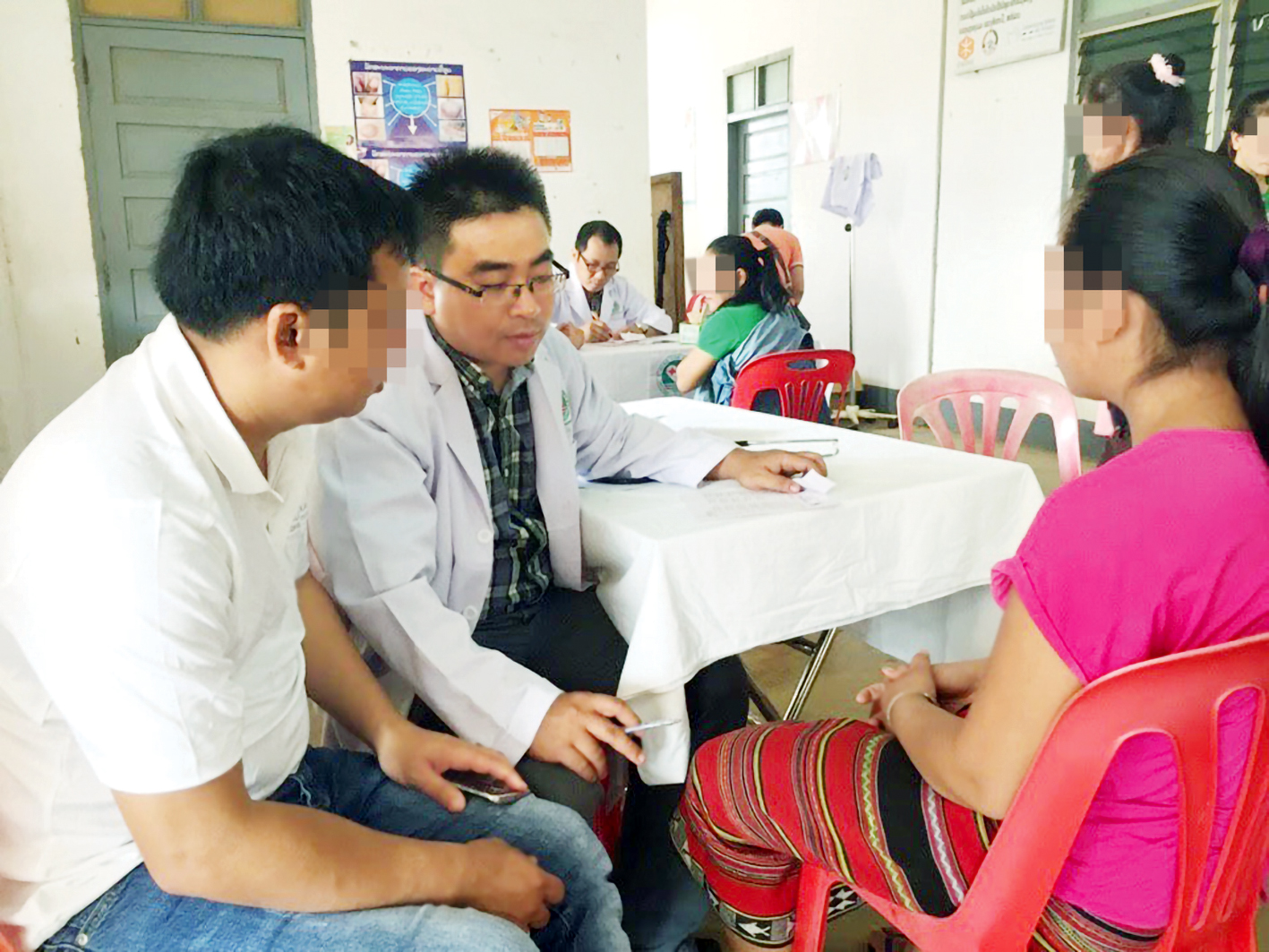 Bác sĩ Nguyễn Thanh Sang đang tư vấn về vật lý trị liệu cho một bệnh nhân - ẢNH: S.N. 