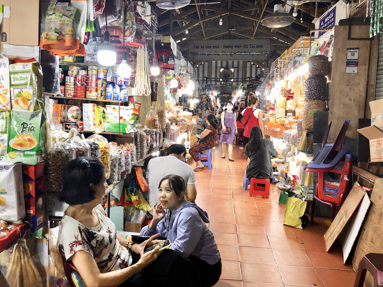 Sức mua ở chợ truyền thống đã thấp lại càng giảm thêm trước tình hình giá hàng hóa liên tục tăng - ẢNH: THANH HOA  (chụp ở chợ Tân Định, quận 1, TPHCM ngày 15/5)