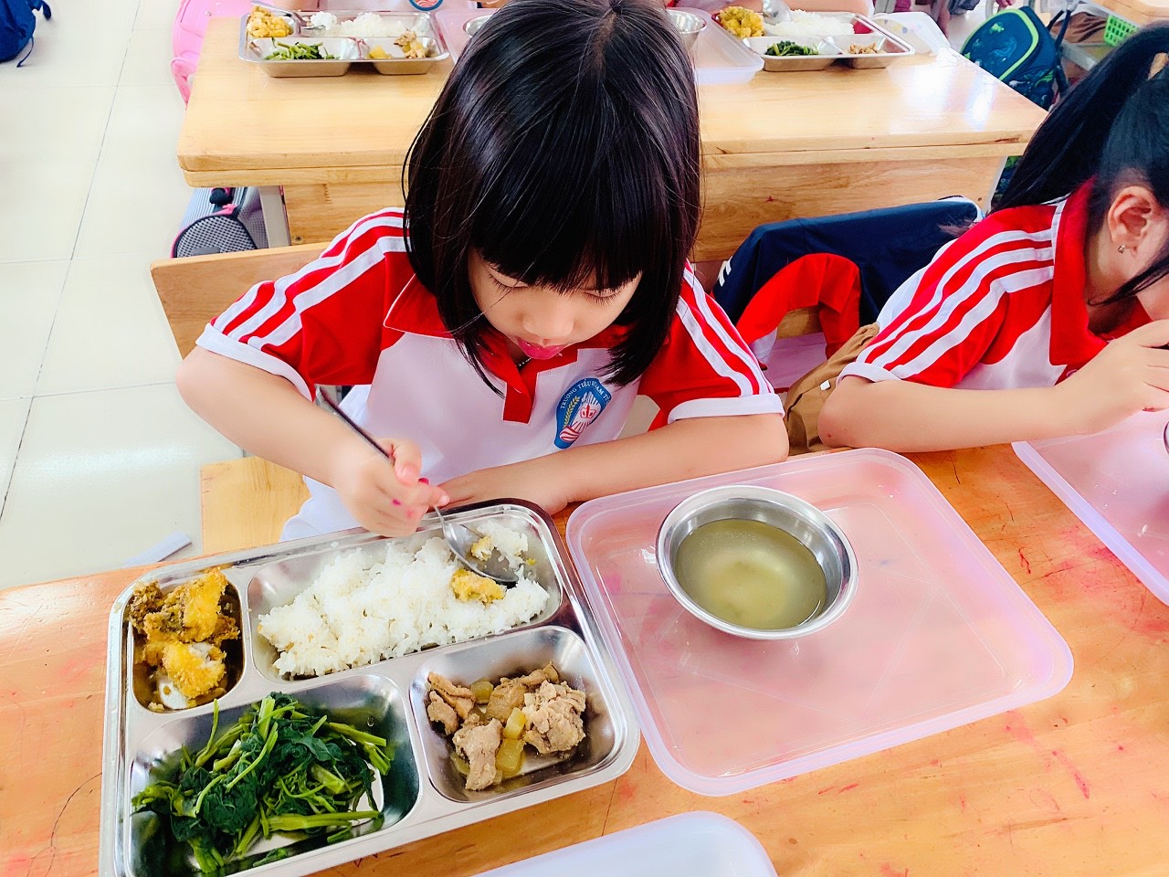 Dự án Bữa ăn học đường mang đến bữa trưa cân bằng dinh dưỡng cho học sinh tiểu học toàn quốc - Ảnh: Ajinomoto