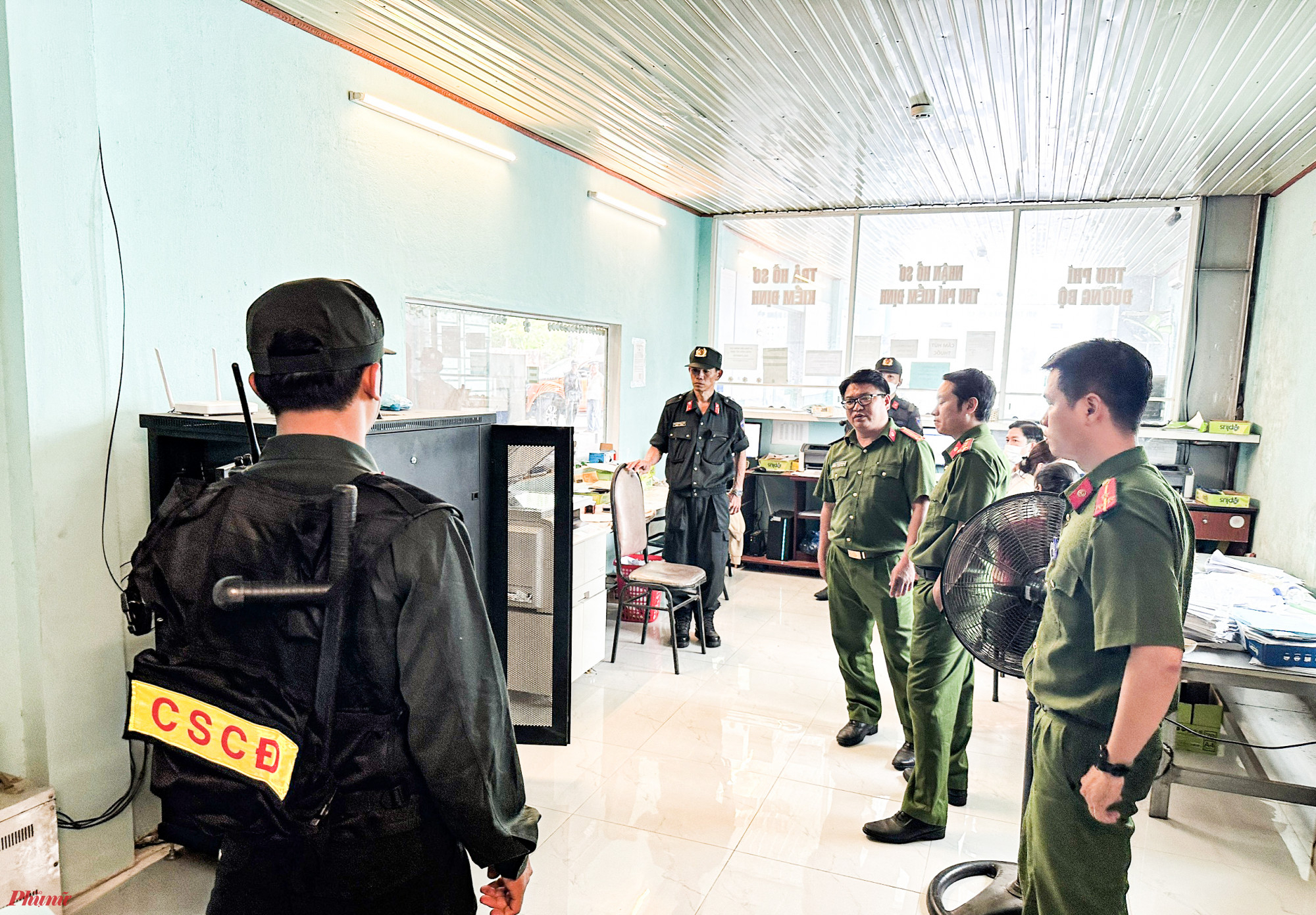 Cơ quan chức năng làm việc tại Trung tâm Đăng kiểm xe cơ giới 76 - 03D Quảng Ngãi - ảnh C.M