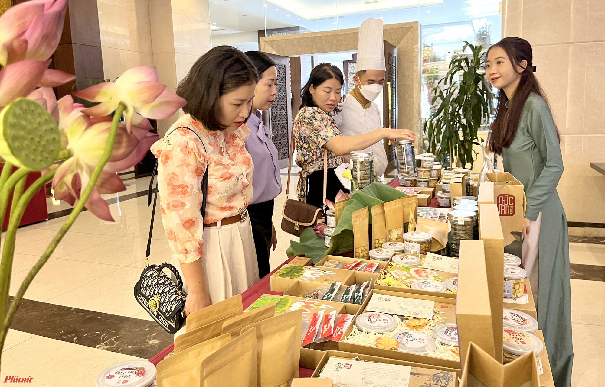 Ngoài khám phá các món ăn độc lạ chế biến từ sen, người dân còn có thể xem, mua các sản phẩm được chế biến từ sen được trưng bày tại cuộc thi.