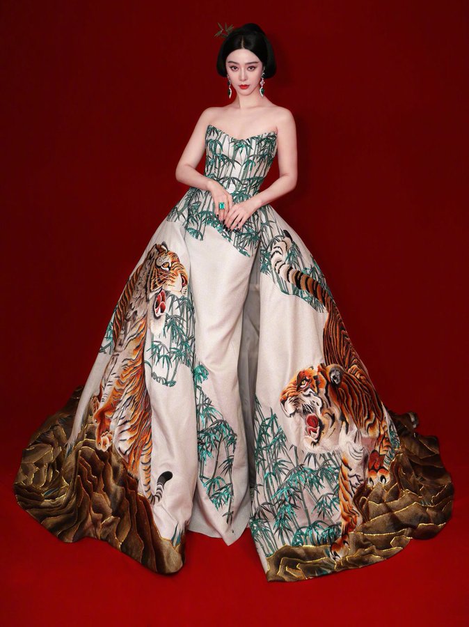 Bộ váy hổ gầm là thiết kế mới nhất của Bốc Kha Văn được Phạm Băng Băng diện trên thảm đỏ LHP Cannes 