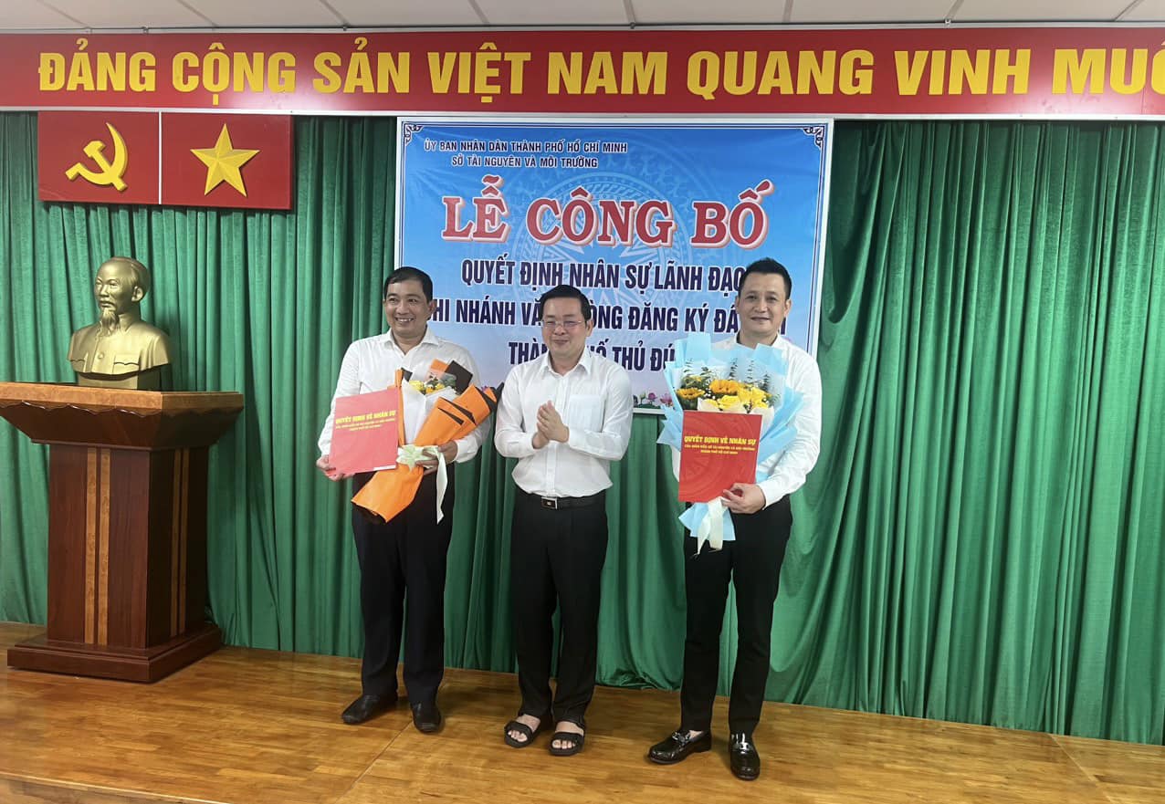 Ông Lê Thành Phương và ông Trần Đình Quân nhận quyết định điều động. Ảnh: ĐS