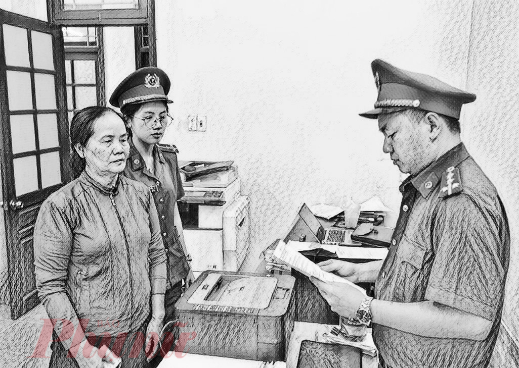 Cảnh sát đọc lệnh bắt bị can Trần Thị Bình