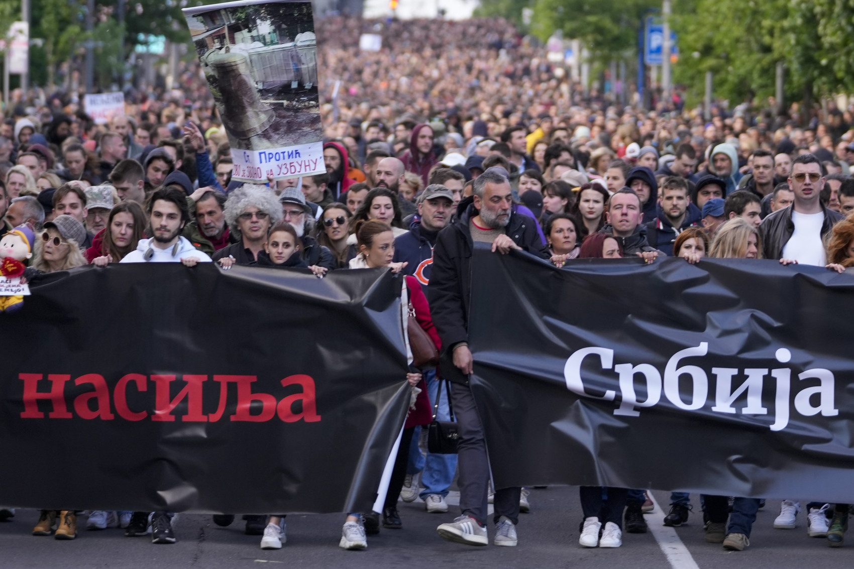 Người dân Mọi người tuần hành trong một cuộc biểu tình chống lại bạo lực ở Belgrade, Serbia,