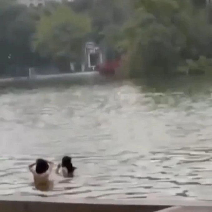 Hình ảnh 2 cô gái tắm tiên ở hồ Hoàn Kiếm lan truyền trên mạng xã hội