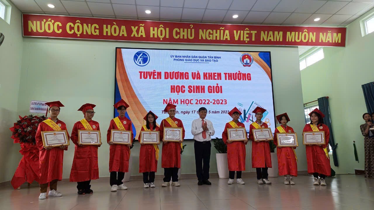 Ông Nguyễn Văn Hiếu- Giám đốc Sở GD-ĐT TPHCM trao bằng khen cho học sinh có thành tích cao tại quận Tân Bình