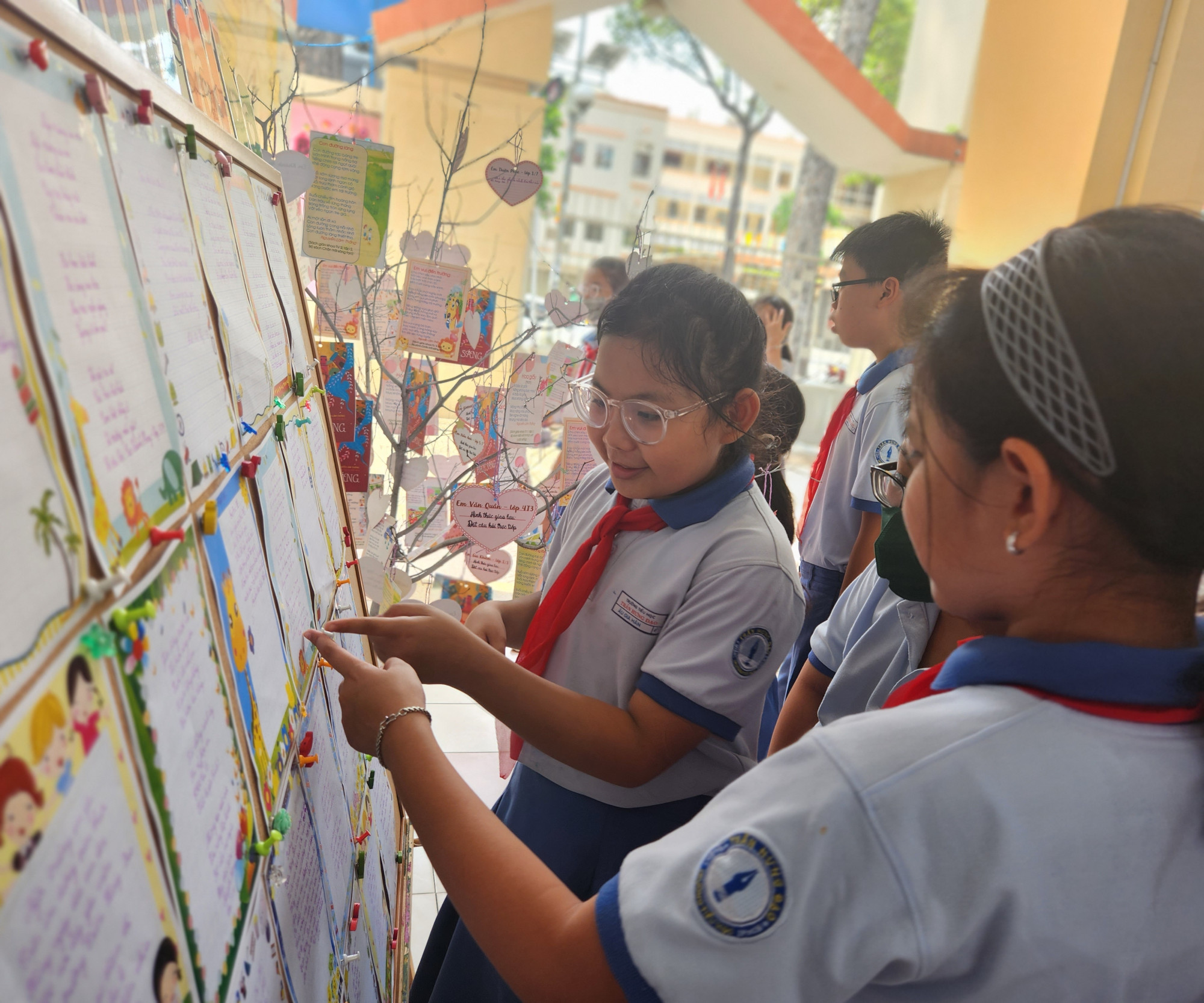 Học sinh Trường tiểu học Trần Hưng Đạo (quận 1) thích thú đọc các bài thơ do bạn bè tự sáng tác