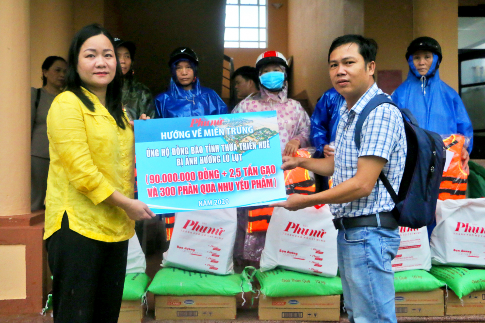 Phóng viên Báo Phụ nữ TPHCM vượt lũ đi tặng quà cho người dân các xã vùng ngập lũ ở Quảng Trị, Thừa Thiên - Huế năm 2020 - ẢNH: THUẬN HÓA
