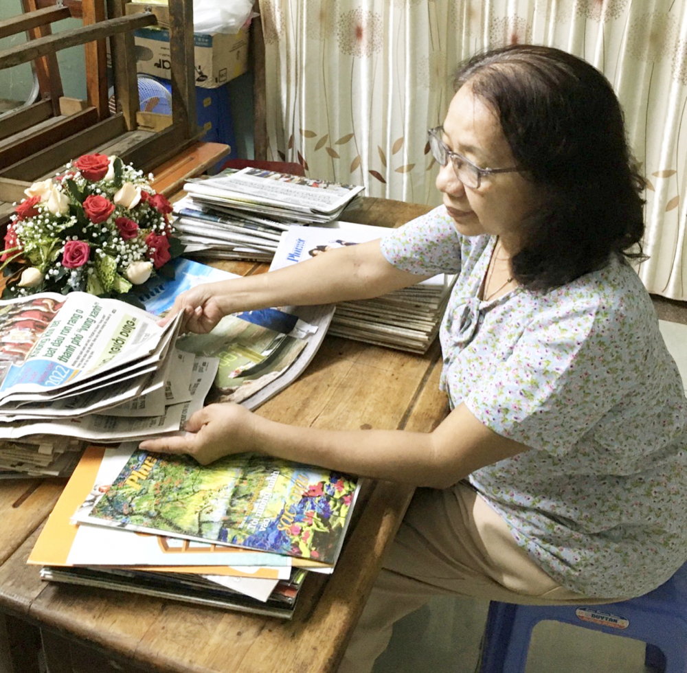 Bà Nguyễn Thị Đào vẫn có thói quen đọc và lưu giữ Báo Phụ nữ TPHCM suốt 48 năm qua - ẢNH: THU LÊ