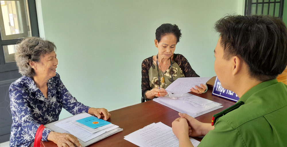 Bà Tám Hà (trái) trong lần cùng  bà Lê Ngọc Lan đến Công an  xã Hưng Long,  huyện Phú Riềng, tỉnh Bình Phước xin xác nhận nhân thân cho bà Lan  vào tháng 2/2023  - ẢNH: DIỄM CHI