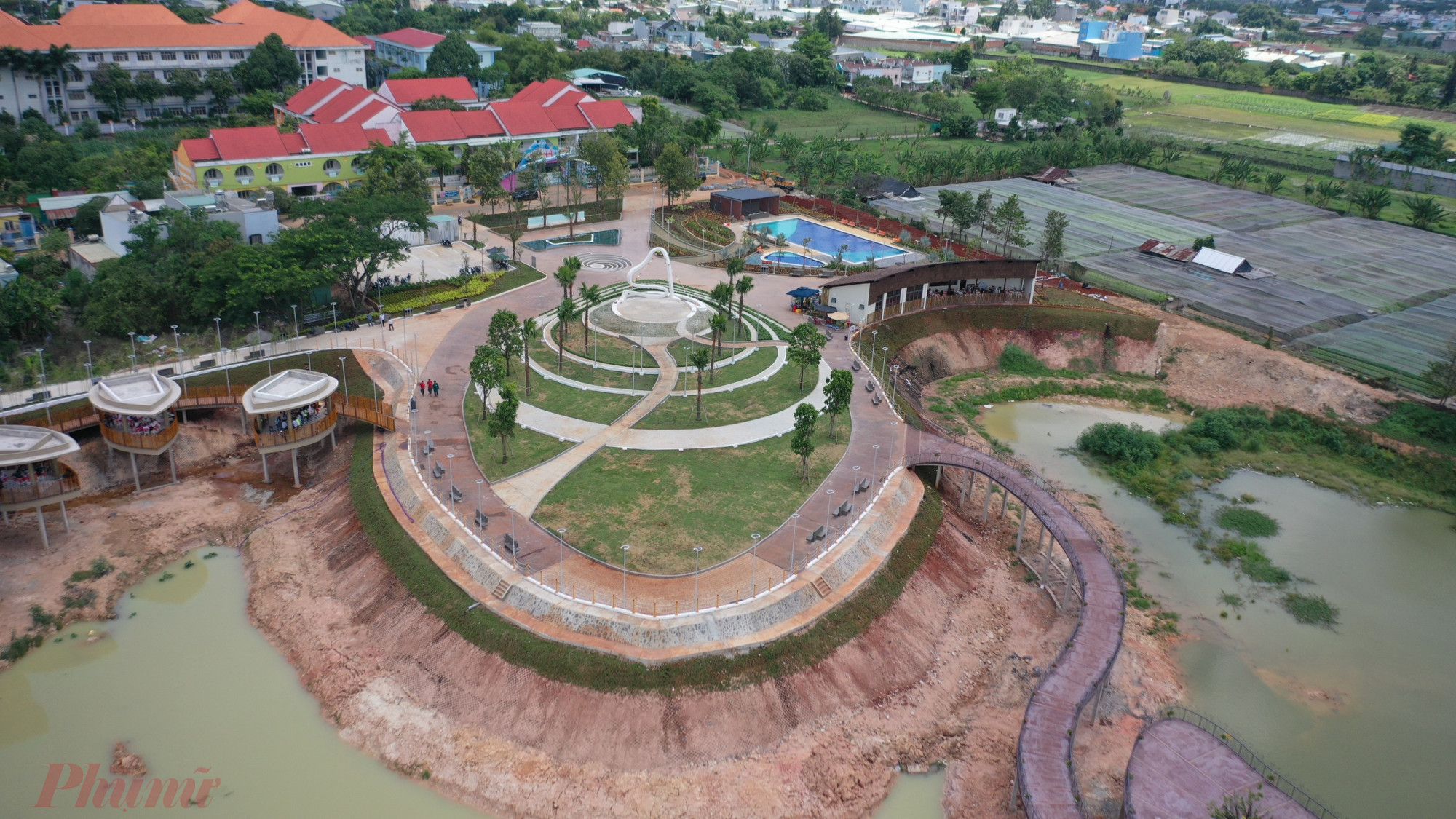Đây là công viên du lịch sinh thái đầu tiên của huyện Hóc Môn được khởi công cuối năm 2022 với tiến độ triển khai khẩn trương trong vòng 6 tháng, tổng mức đầu tư 70 tỷ đồng từ nguồn ngân sách tiết kiệm huyện.