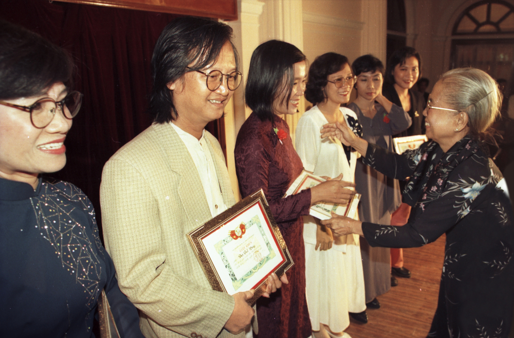 Dì Tư Duy Liên trao bằng khen của Hội LHPN TPHCM cho cán bộ, phóng viên, nhân viên  Báo Phụ nữ TPHCM tại buổi họp mặt kỷ niệm 20 năm ngày phát hành số báo Phụ nữ đầu tiên (1995) - ẢNH: PHÙNG HUY