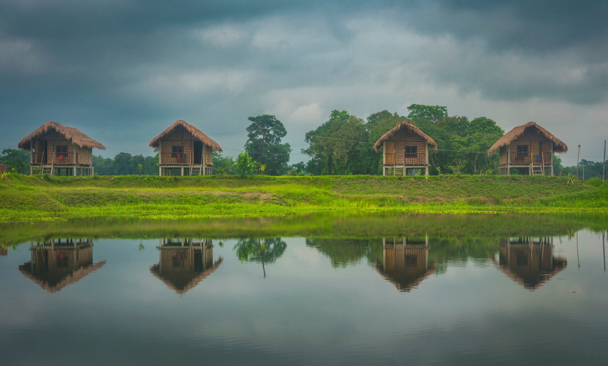 Những ngôi nhà tre trên đảo Majuli, Assam, Ấn Độ.