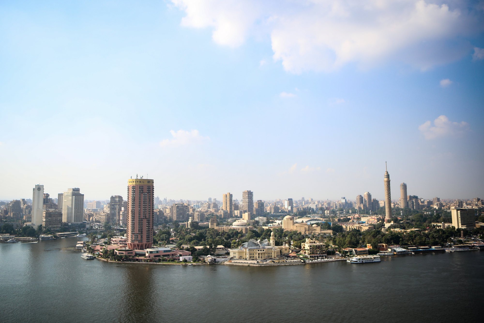 Tháp Cairo (phải) và Nhà hát Opera Cairo (giữa) trên đảo Gezira ở Sông Nile, Cairo, Ai Cập.