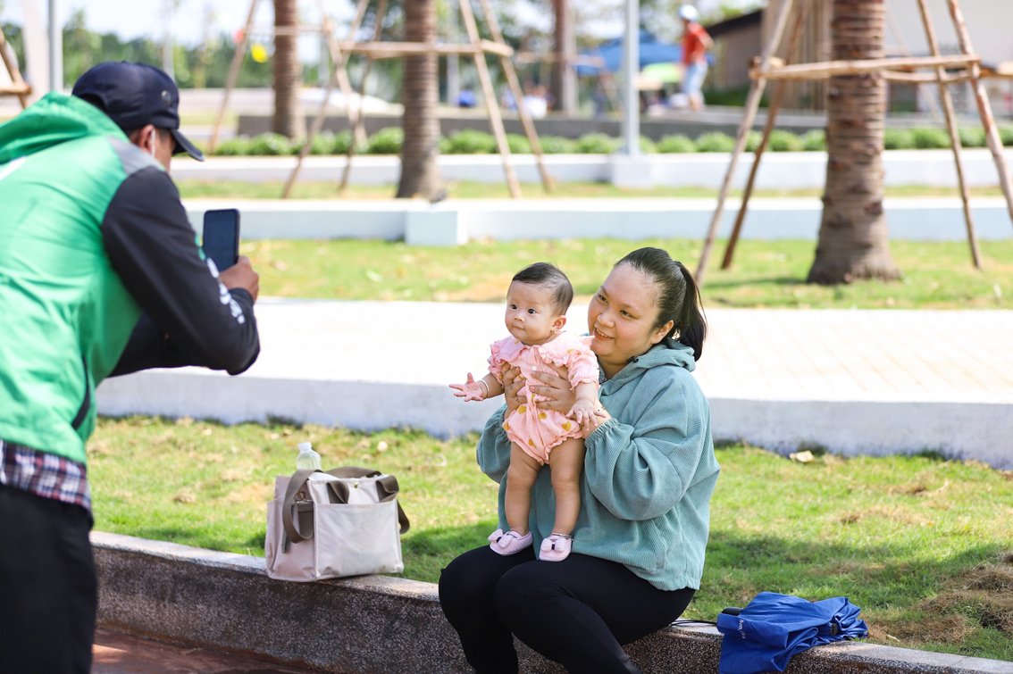 Người dân thích thú chụp ảnh lưu niệm tại công viên du lịch sinh thái  đầu tiên của huyện Hóc Môn vừa khánh thành ngày 18/5 - ẢNH: NGUYỄN QUANG