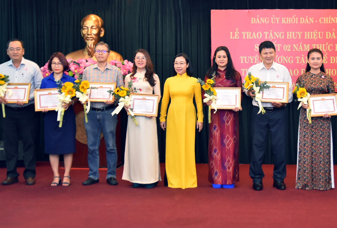 Đại diện Chi đoàn Báo Phụ nữ TPHCM (thứ hai từ trái sang) cùng các tập thể nhận bằng khen của Đảng ủy khối Dân - Chính - Đảng về tập thể điển hình học tập và làm theo tư tưởng, đạo đức, phong cách Hồ Chí Minh năm 2023 - ẢNH: PV