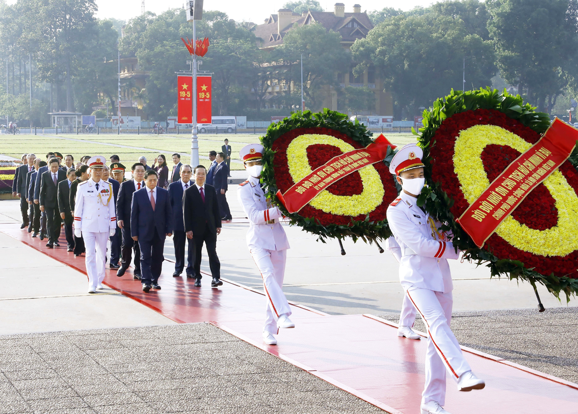Lãnh đạo Đảng và Nhà nước vào lăng viếng Chủ tịch Hồ Chí Minh  - Ảnh: Thông tấn xã Việt Nam