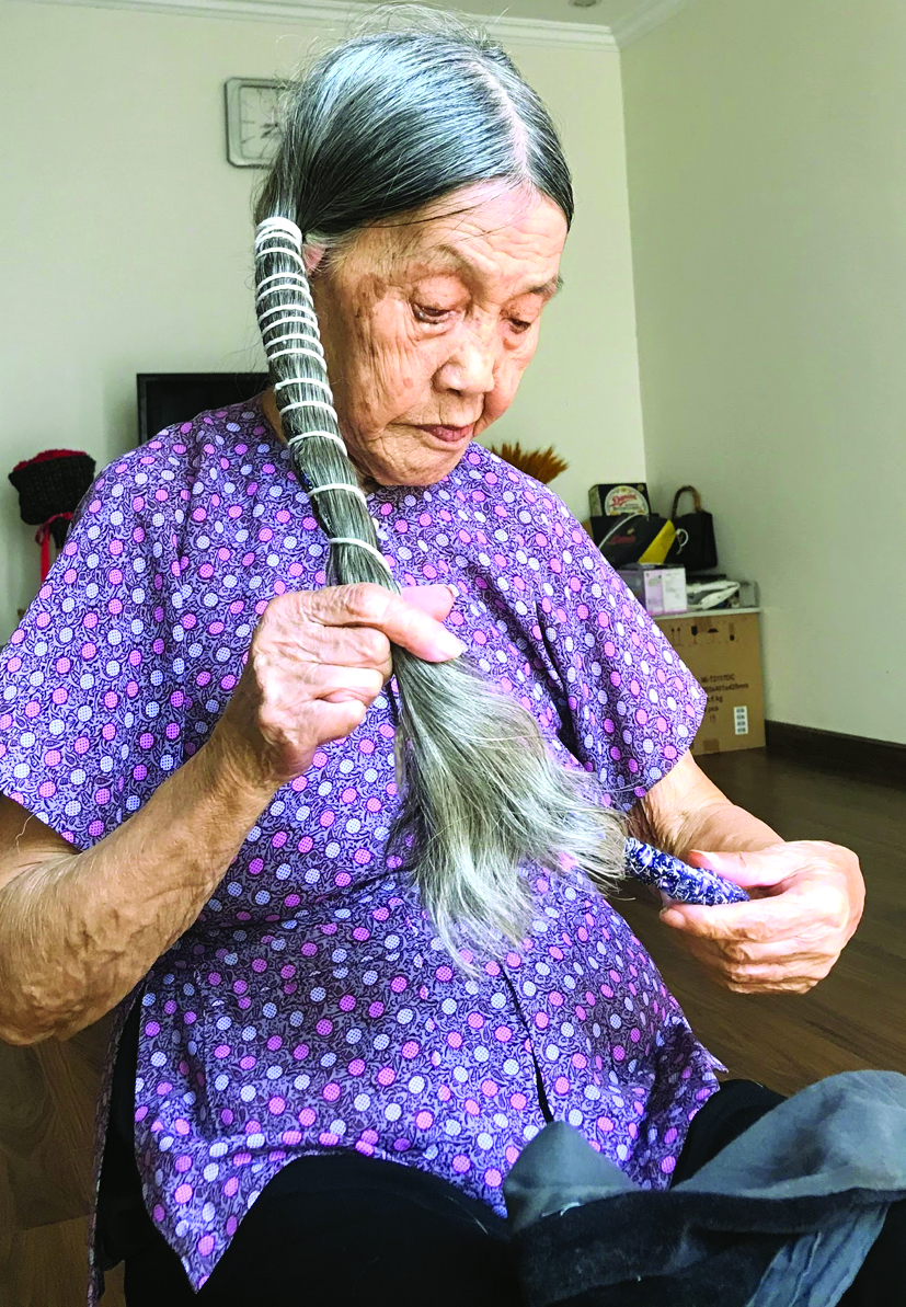 Cụ bà Nguyễn Thị Thuận không ngại cho đi mái tóc cụ kỳ công nuôi dưỡng để góp phần đem lại niềm vui và sự tự tin cho những bệnh nhân ung thư