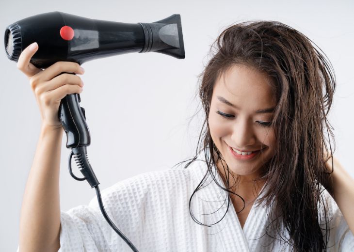 2. Không sấy khô tóc sau khi gội: Bạn có thường chỉ sấy tóc cho đến khi khô một nửa sau khi gội đầu, hoặc thậm chí nằm xuống và đi ngủ mà không thèm sấy tóc? Đừng lười biếng, hãy ngủ với cái đầu ướt! Sấy khô da đầu là một trong những mắt xích quan trọng nhất để duy trì sức khỏe và vẻ đẹp của mái tóc da đầu, nếu không sấy khô da đầu, khi da đầu ở trạng thái ẩm ướt rất dễ sinh sôi vi khuẩn, gây ngứa ngáy. , mùi da đầu và khiến chân tóc bị gãy rụng vào ngày hôm sau.. Một khuôn mặt không được chải chuốt không chỉ trông buồn tẻ mà nếu nặng có thể dẫn đến viêm da đầu và nổi mụn.