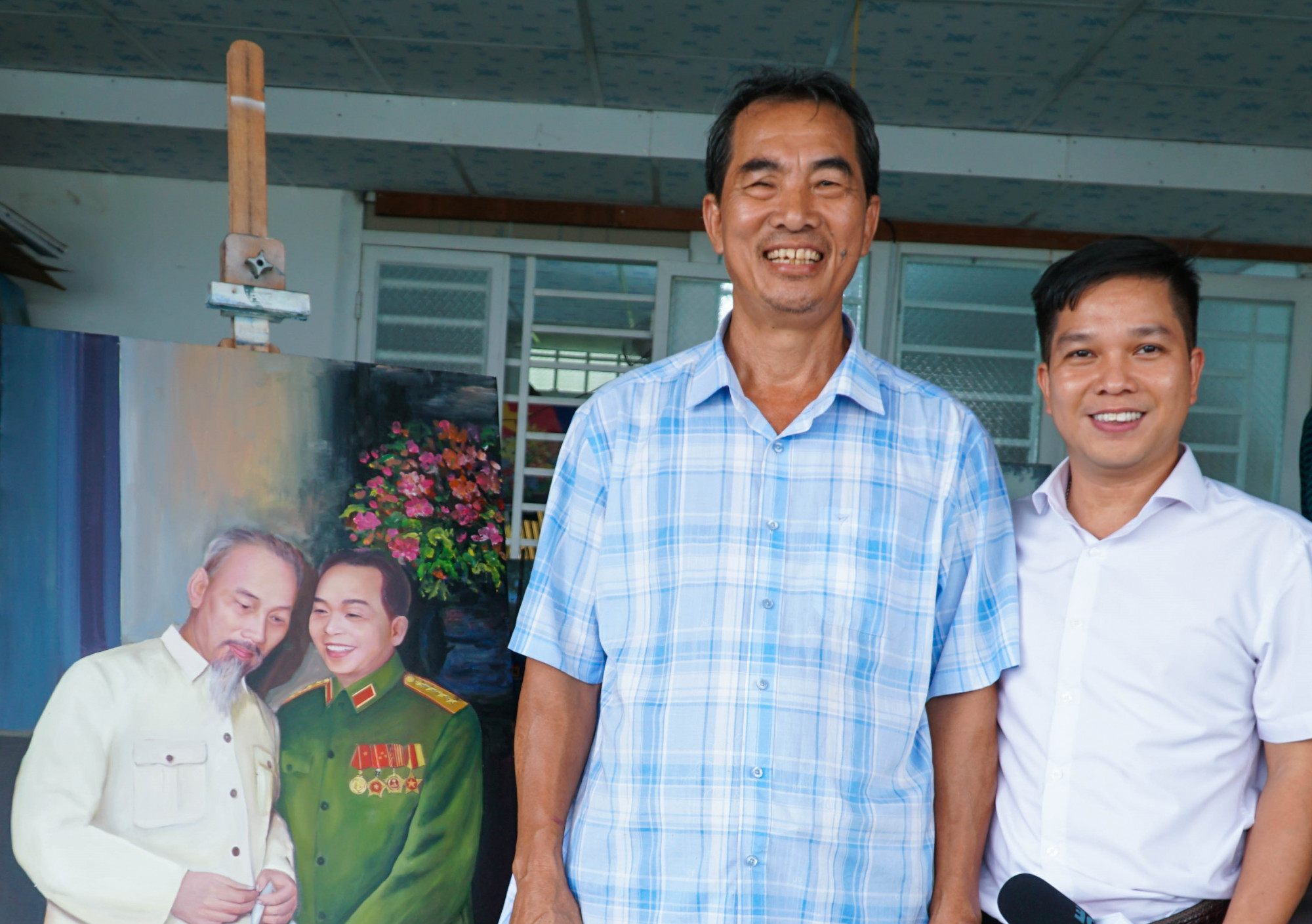 Anh Nguyễn Quý (bìa phải) và họa sĩ Như Ngọc trong tác phẩm mới, gần hoàn thiện của ông.