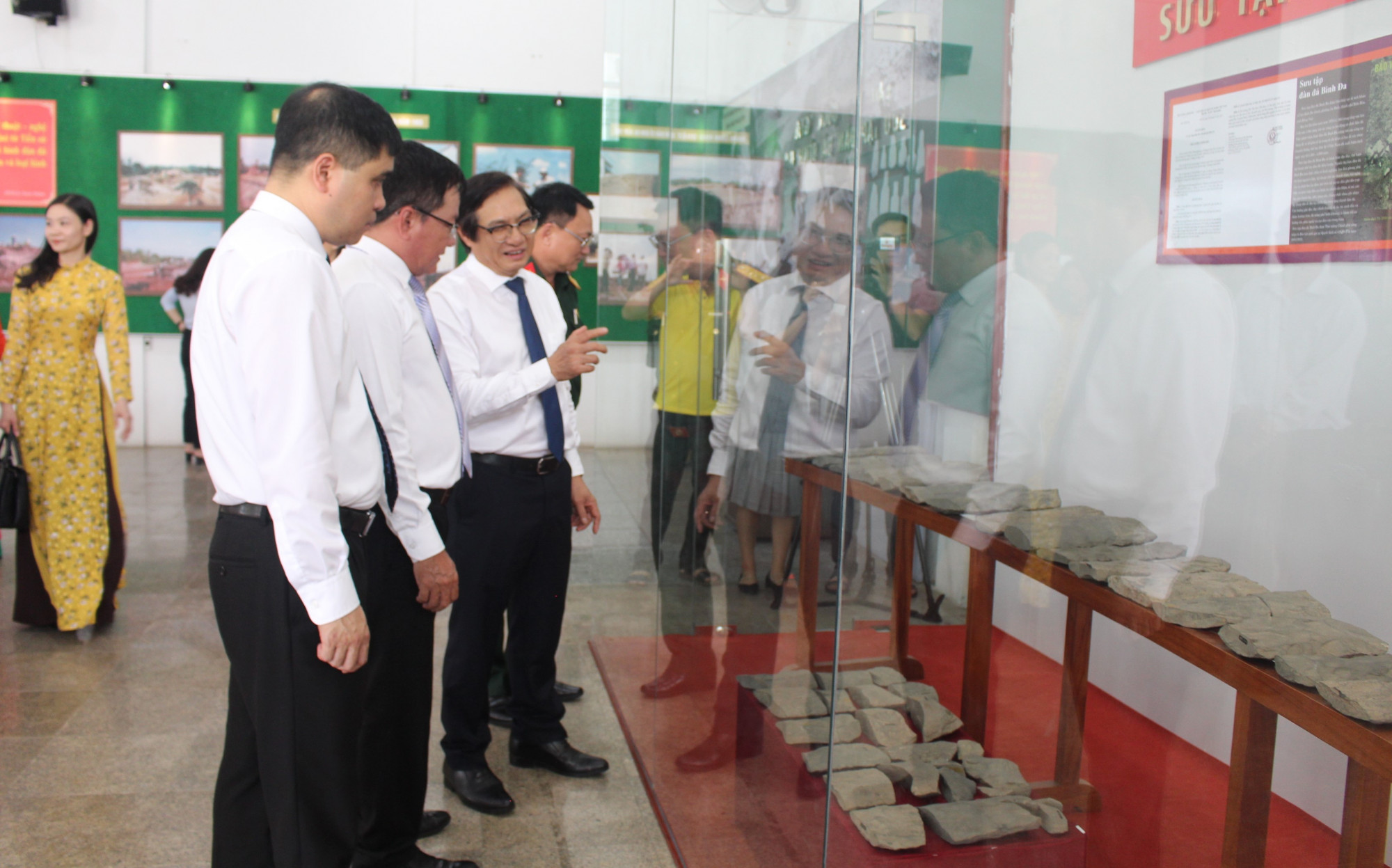 Các đại biểu tham quan triển lãm di chỉ khảo cổ học Bình Đa